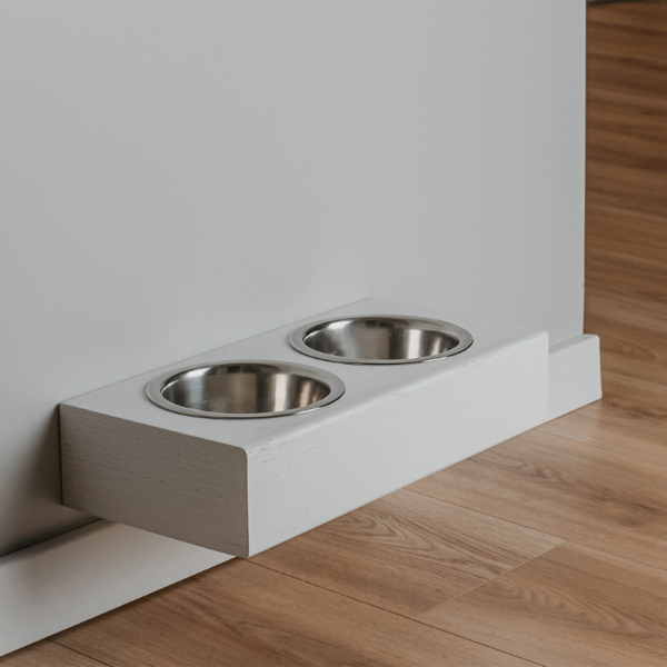 Vægmonteret Hundefoderskål - Elegant og Praktisk Hvid